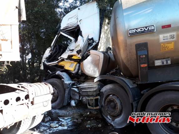 VÍDEO; colisão frontal entre carretas deixa dois caminhoneiros feridos na BR 472 em Santa Rosa - foto 5