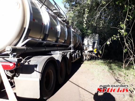 VÍDEO; colisão frontal entre carretas deixa dois caminhoneiros feridos na BR 472 em Santa Rosa - foto 9