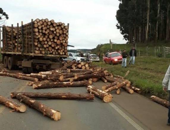 Carro que transportava quatro pessoas, sendo um bebê um ano, bateu de frente com um caminhão
