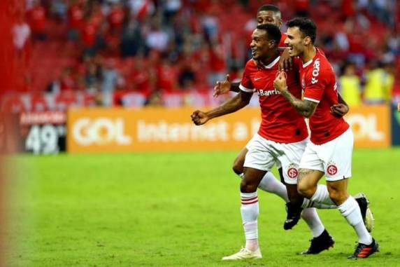 Time de Odair Hellmann contou com gols de Nonato e Edenilson para manter 100% de aproveitamento no Beira-Rio