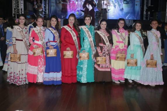 Gabriela Sarturi Ringão, do DTG Noel Guarany, de Santa Maria, foi a vencedora na categoria adulta. Participaram 73 candidatas