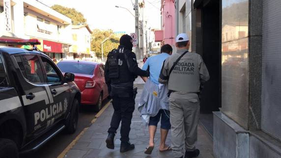 Policiais de Santiago e São Luiz prendem autor de roubos em Garruchos - foto 3