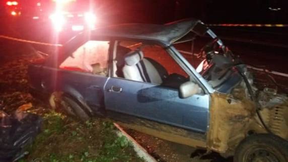 Colisão violenta entre carro de Piratuba e caminhão de Catanduvas deixa vítima fatal na BR-282 em Ponte Serrada - foto 2