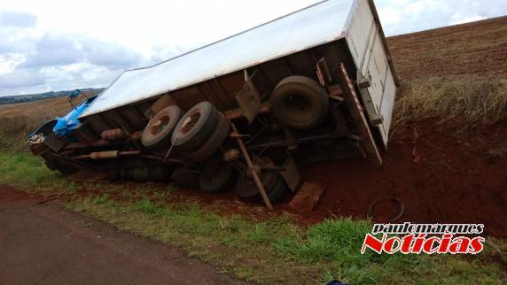 Pneu dianteiro estoura e caminhão carregado de carne tomba na BR 468 em Coronel Bicaco - foto 2