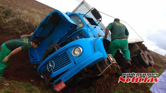 Pneu dianteiro estoura e caminhão carregado de carne tomba na BR 468 em Coronel Bicaco - foto 3