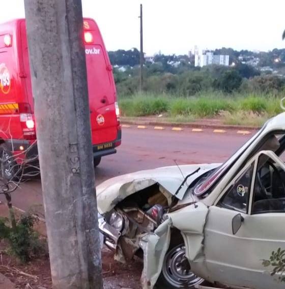 Motorista perde o controle e bate Brasília contra um poste em Ijuí - foto 2