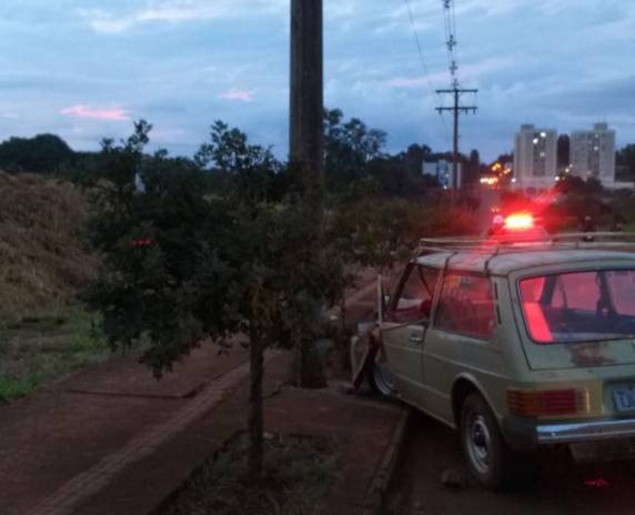 Motorista perde o controle e bate Brasília contra um poste em Ijuí - foto 4