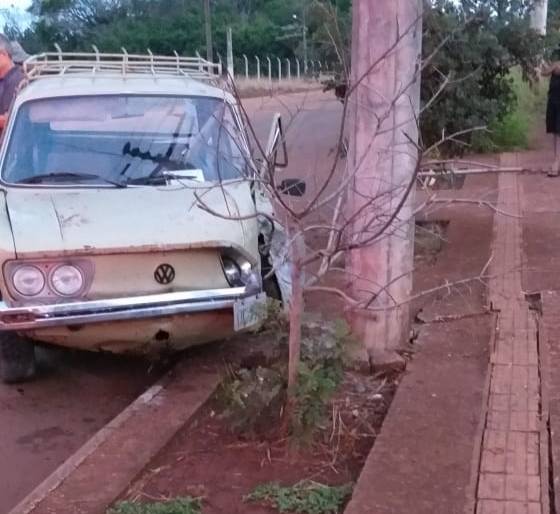 Motorista perde o controle e bate Brasília contra um poste em Ijuí - foto 3