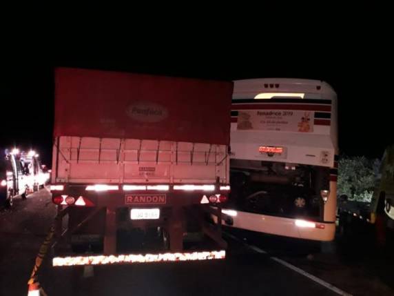Mulher de 26 anos conduzia um Ford Ka e morreu no local