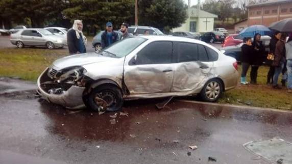 Acidente envolvendo carreta e dois automóveis deixa jovem gravemente ferido em Mormaço - foto 4