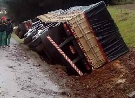 Acidente envolvendo carreta e dois automóveis deixa jovem gravemente ferido em Mormaço - foto 5