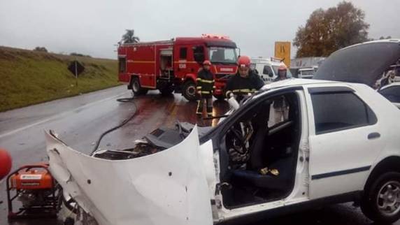 Acidente envolvendo carreta e dois automóveis deixa jovem gravemente ferido em Mormaço - foto 3