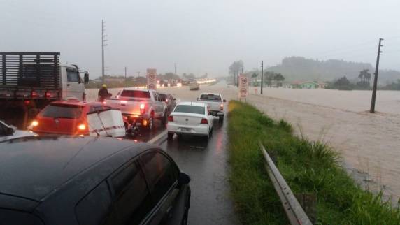 Chuva em SC causa interdição na BR-101 e estragos em cidades - foto 2