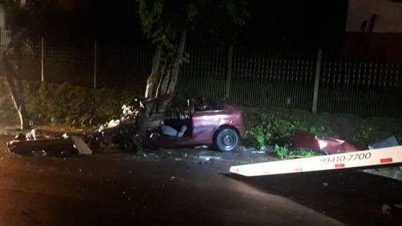 Carro colidiu em uma árvore por volta de 1h, após a comemoração da vitória na Gincana em Arroio do Meio