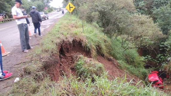 Motorista fica preso às ferragens após acidente envolvendo três veículos em Carazinho - foto 4