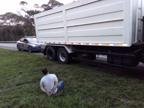 PRF e Polícia Militar apreendem caminhão carregado com cigarros na BR 116 em São Cristóvão do Sul - foto 2