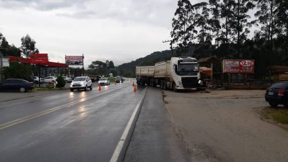 Acidente deixa mulher gravemente ferida na BR-282, na Grande Florianópolis - foto 3