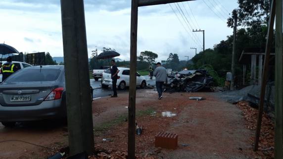 Acidente deixa mulher gravemente ferida na BR-282, na Grande Florianópolis - foto 5