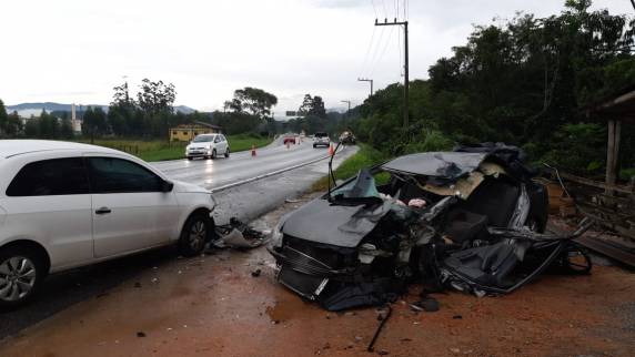 Acidente ocorreu na manhã desta terça-feira (28)