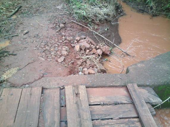 Cabeceira de ponte está desmoronando no interior de Três de Maio - foto 2