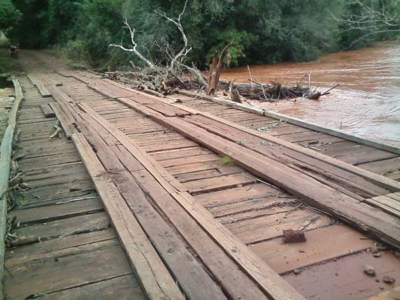 Cabeceira de ponte está desmoronando no interior de Três de Maio - foto 3