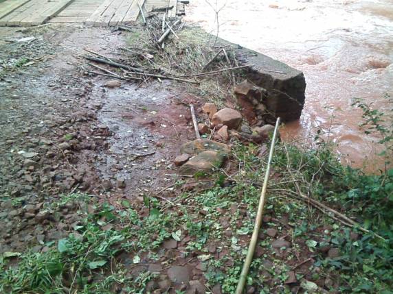 Cabeceira de ponte está desmoronando no interior de Três de Maio - foto 5