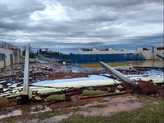 Temporal provoca destelhamento no Estremo-Oeste de SC - foto 3