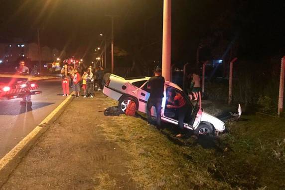 Acidente aconteceu na Avenida Deputado Euclydes Nicolau Kliemann por volta das 17h50