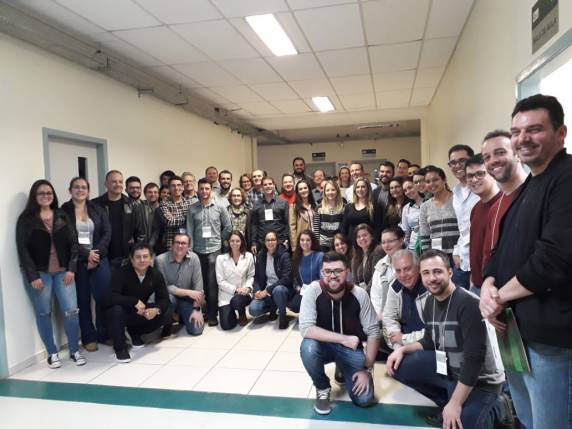 Dra. Cinei Teresinha Riffel e os acadêmicos Anelise Perkoski e Leonardo Cappellari participaram do 2º Treinamento em Identificação, Monitoramento e Manejo de Afídeos e Parasitoides em Cereais de Inverno, em Passo Fundo