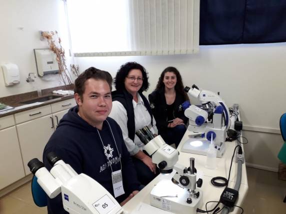 Dra. Cinei Teresinha Riffel e os acadêmicos Anelise Perkoski e Leonardo Cappellari participaram do 2º Treinamento em Identificação, Monitoramento e Manejo de Afídeos e Parasitoides em Cereais de Inverno, em Passo Fundo