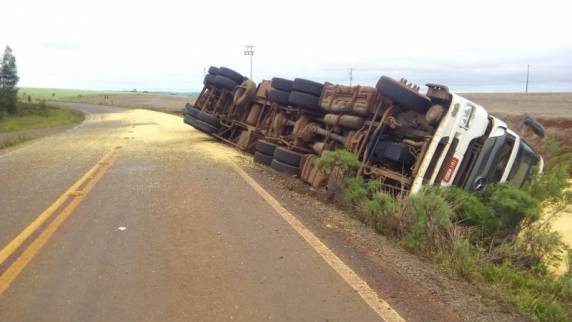 Caminhão carregado com 37 toneladas de soja tomba em Eugênio de Castro - foto 2
