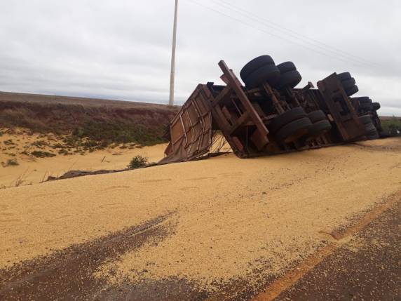 Caminhão carregado com 37 toneladas de soja tomba em Eugênio de Castro - foto 3