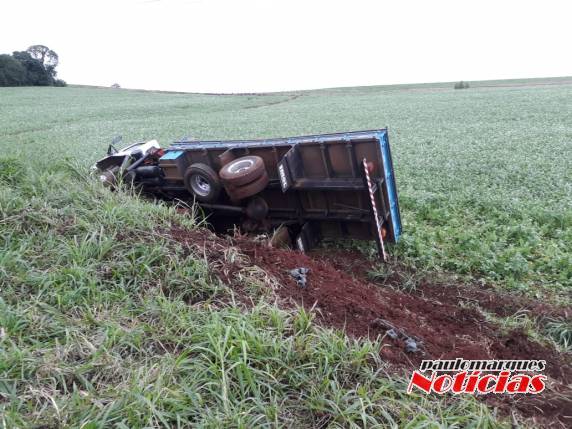 VÍDEO; pneu estoura, caminhão sai da pista e tomba na RS 342 em Três de Maio - foto 4