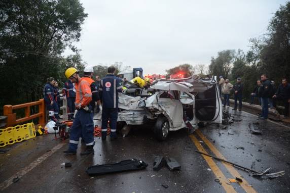 Motorista do carro, de 30 anos, foi retirada das ferragens e encaminhada ao hospital. Às 19h, rodovia seguia bloqueada em ambos os sentidos no km 7