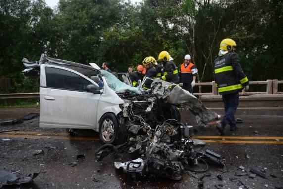 Motorista do carro, de 30 anos, foi retirada das ferragens e encaminhada ao hospital. Às 19h, rodovia seguia bloqueada em ambos os sentidos no km 7