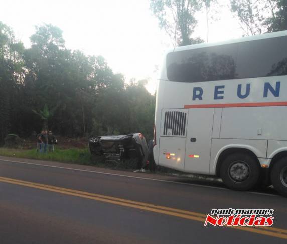 Veículo tomba após cortar a frente de um ônibus na BR 472 em Boa Vista do Buricá - foto 2
