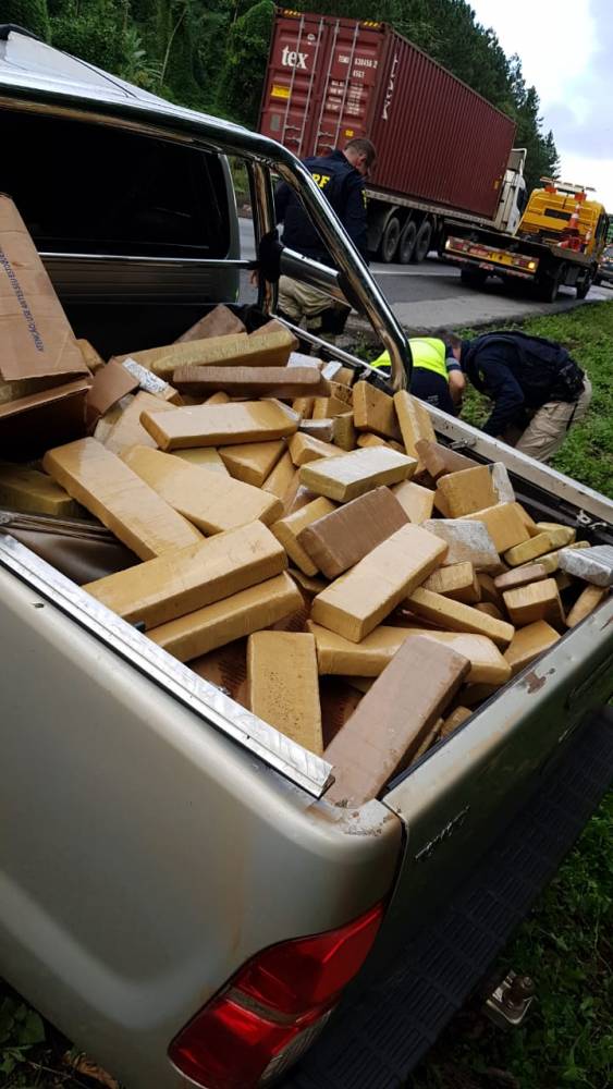 Polícia apreende 400 kg de maconha após caminhonete bater em outro carro e capotar na BR-101 em Joinville - foto 4