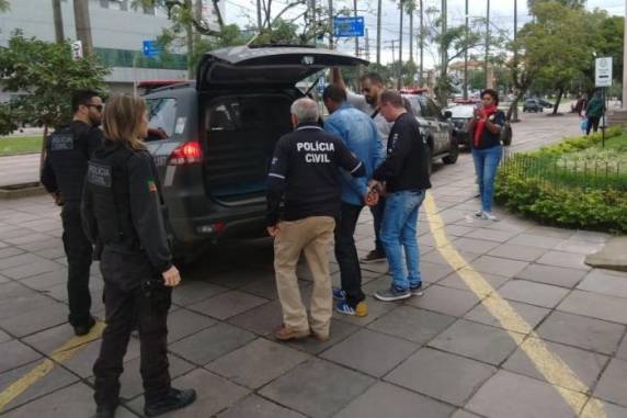Homem de 47 anos se apresentou à Polícia Civil na companhia de seu advogado