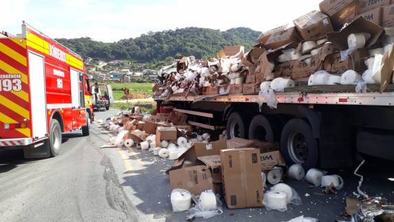 Acidente entre dois caminhões deixa trânsito lento na BR-470 em Gaspar - foto 2