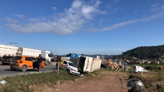 Acidente entre dois caminhões deixa trânsito lento na BR-470 em Gaspar - foto 3
