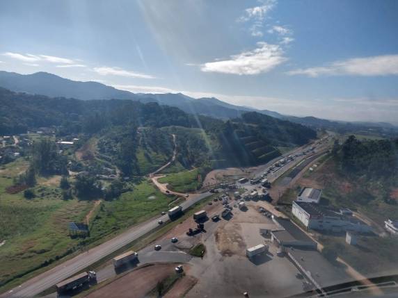 Acidente entre dois caminhões deixa trânsito lento na BR-470 em Gaspar - foto 4
