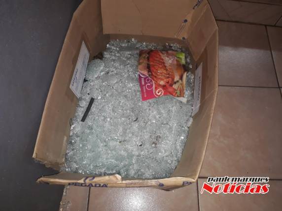 Vitrine de loja é quebrada durante briga no Centro de Três de Maio - foto 2