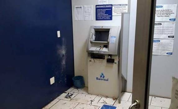 Aparentemente, os ladrões não conseguiram arrombar o equipamento