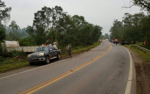 Vítimas de 19 e 17 anos estavam em um carro junto com outro jovem ferido gravemente