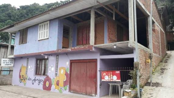 Vítimas foram alvejadas no bairro Municipal na noite desta sexta-feira