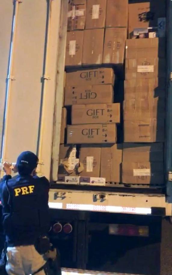 Motoristas ainda tentaram fugir correndo quando abordados, mas foram detidos.