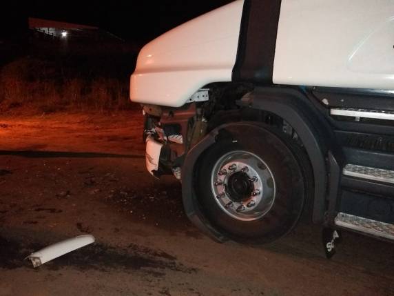 Jovem fica ferido em colisão frontal entre carro e carreta em Passo Fundo - foto 4