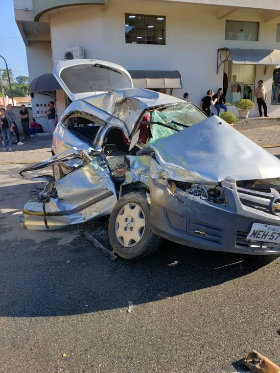 Passageira precisou ser retirada das ferragens do carro e foi levada em estado grave para hospital