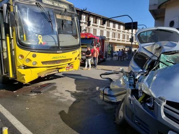 Passageira precisou ser retirada das ferragens do carro e foi levada em estado grave para hospital