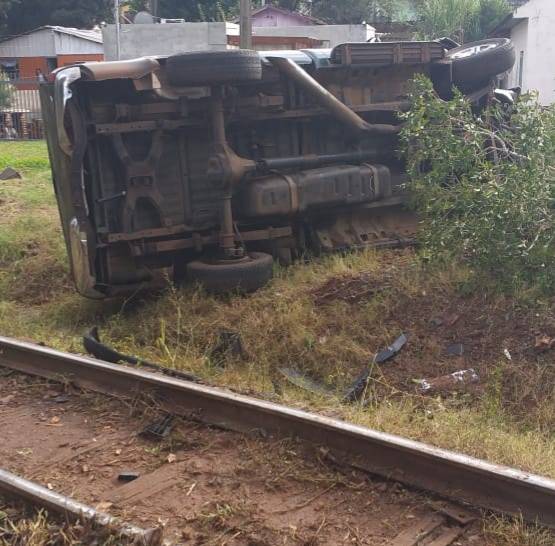 Caminhonete é abandonada após capotagem no bairro Elisabete em Ijuí - foto 2